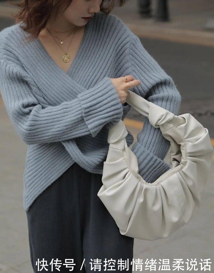2021年第一套绝美气质穿搭:丝绒裙+毛衣!!!