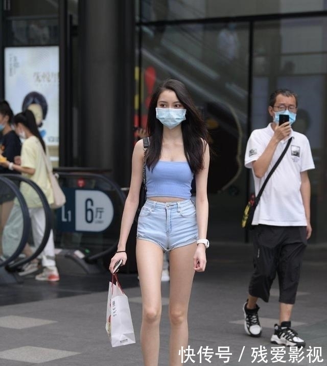 少女感|减龄的少女穿搭，碎花连衣裙和白鞋，清新甜美的少女感十足