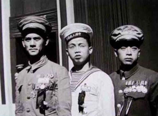 开国大典|1949年开国大典，粟裕亲自带一副科长参加，此人有何特殊身份