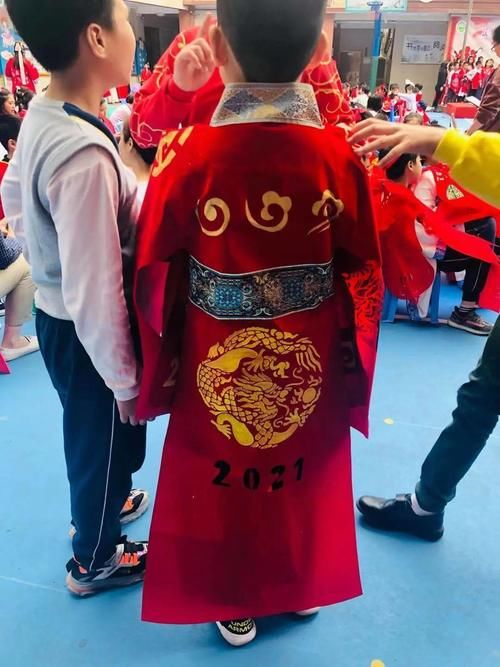  大南路小学493件创意“剪纸汉服”登上“秀场”，展现民族服饰之美！