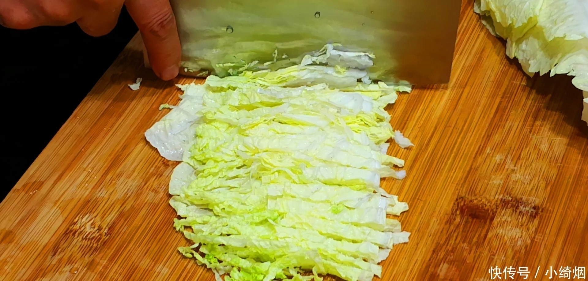 白菜别只炖和炒了,加2个鸡蛋,比吃肉还香,上桌汤汁都不剩,香