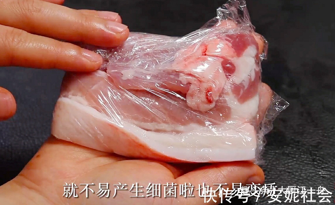保存猪肉时,最忌直接放冰箱,肉贩子教我一招,放半年照样新鲜