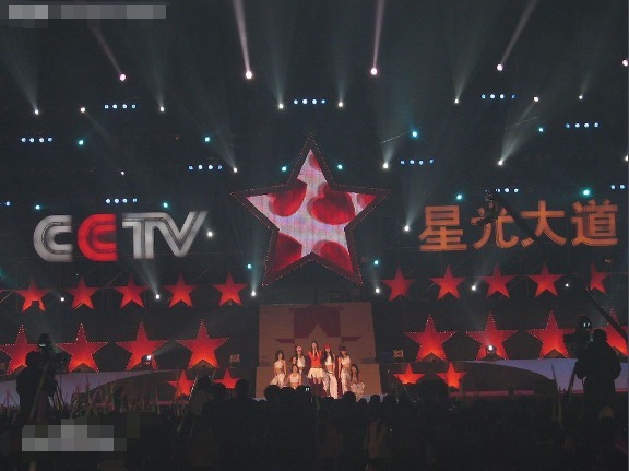 鳳凰傳奇|從年入千萬(wàn)到無(wú)人問津,因星光大道走紅的“草帽姐”,如今怎樣?