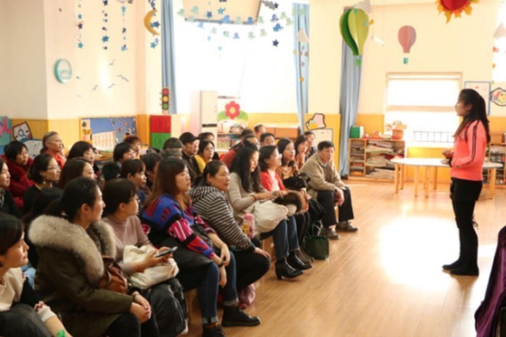 穿衣|90后辣妈给儿子开家长会,却因穿着惹争议,孩子尴尬抬不起头