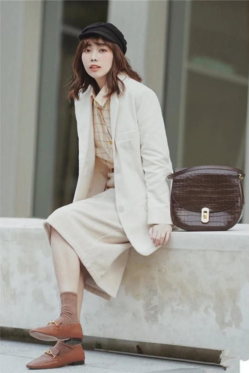 今春火了一种“小西装”，搭配裙子或者裤子都好看，又洋气又时髦