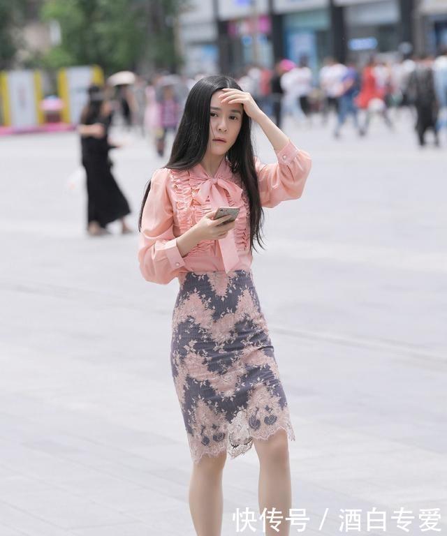 白色V领衫搭配黑色健美裙,穿出简单大气,散发出清纯气质