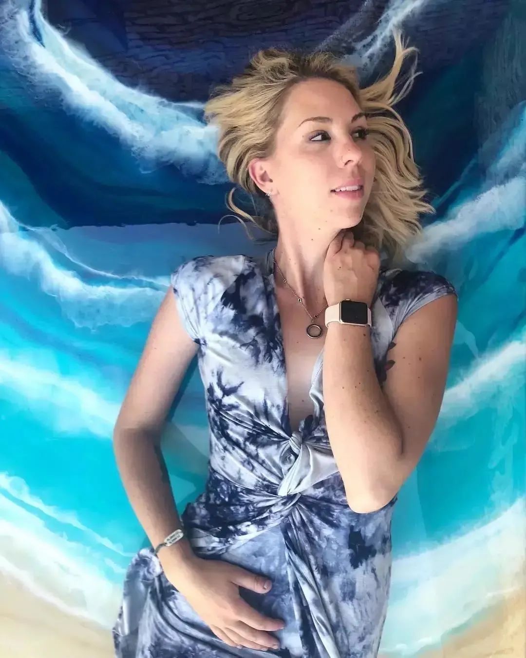 夏威夷$从没学过美术的她,用简单粗暴技法画画,让她成为了百万富豪