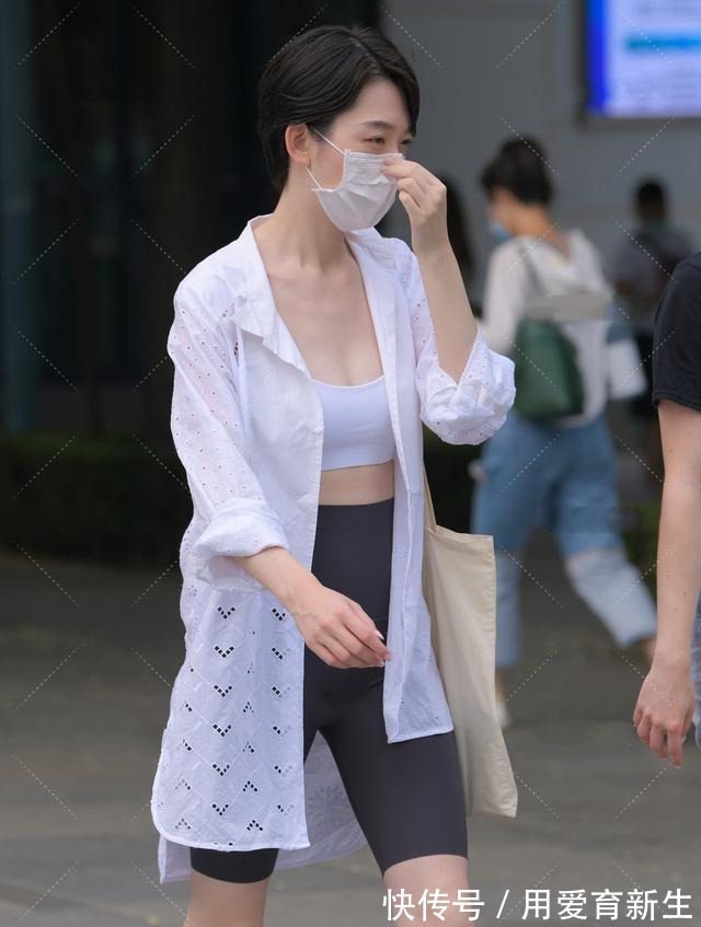 运动裤 镂空花纯白长衬衣,搭配运动套装,清爽舒适帅气十足