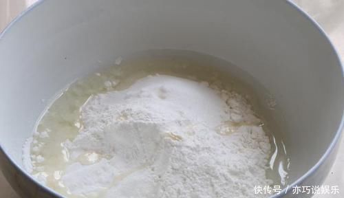 夏天就馋糯米粉这做法,一蒸一卷就搞定,香甜软糯,吃1次忘不了