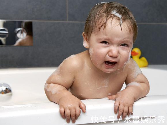 监控|2岁宝宝每次洗澡都大哭，医生没查出问题，宝妈调取监控发现真相