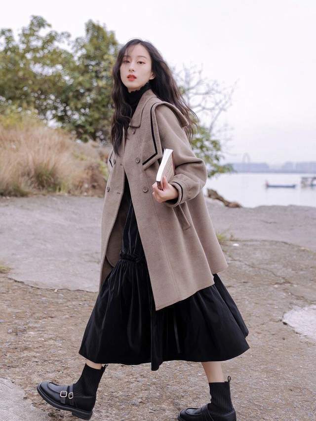 羽绒服|今冬流行的“小黑裙”正火,搭配上大衣和羽绒服都超美,高级时髦