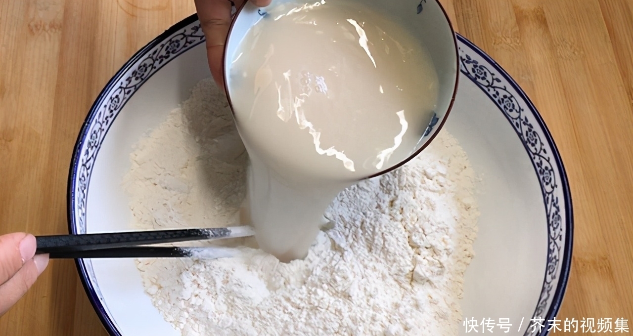 面粉做的小零食，芝麻脆饼，酥香多层，满口留香，喜欢吃的来收藏