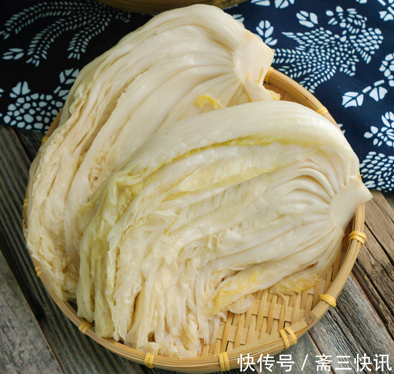白菜|腌酸菜时,别只知道加盐,学会3个技巧,不发霉不起沫,越放越香