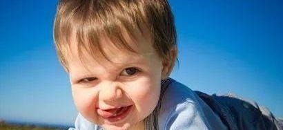 医生|宝宝脖子突然长羽毛,家人认为是天使,医生怒斥怎么当妈的!