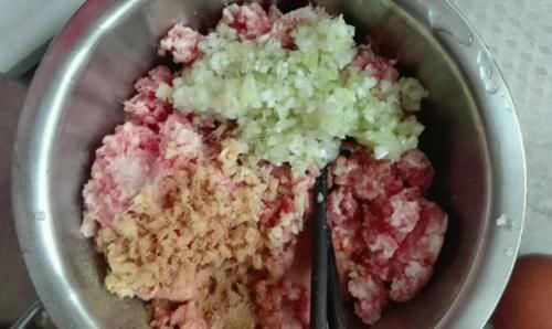  炸肉丸有技巧，牢记“3加2不加”，保证口感酥味道香，放凉不发硬