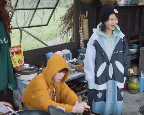 张艺兴|不愧是张老板！张艺兴在《向往5》里看书，书名相当霸道！