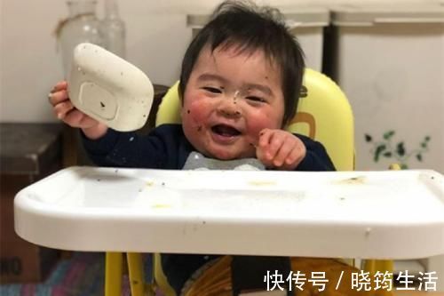 进食|妈妈晒娃丑照走红，宝宝用脸吃饭、擦窗户，网友：娃不要面子的吗