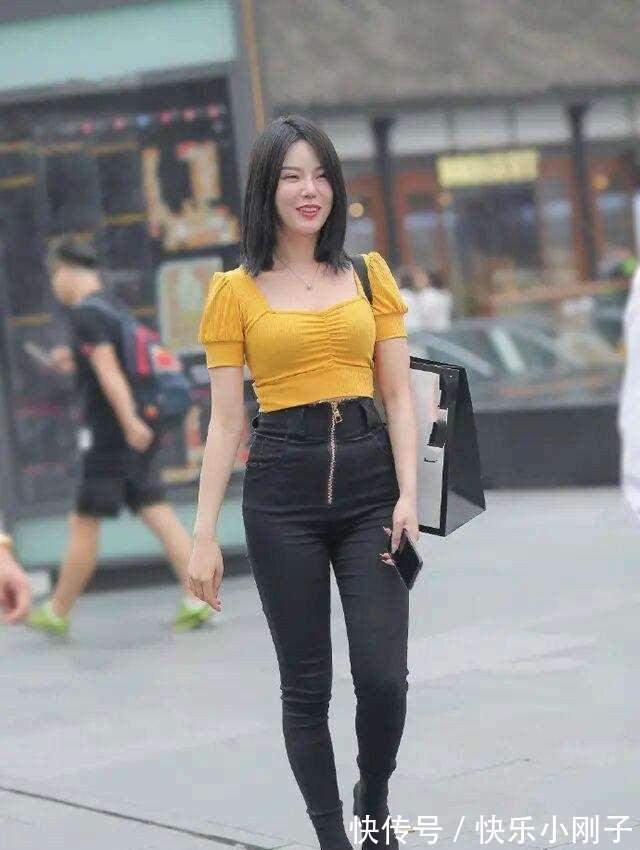 搭配 束腰贴身的瑜伽裤，修身的版型凸显身材，非常不错