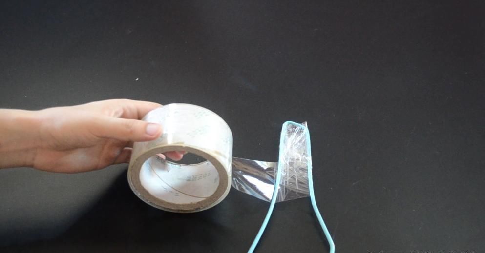 衣架上缠几圈胶带, 这个作用太厉害了, 解决了很多家庭的烦恼