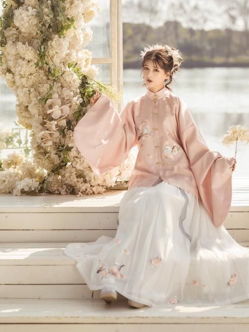 最近流行一种“初恋风”汉服，温柔又清新，直男看了也心动