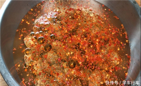 今天才知道,洗花蛤不能只加盐,老渔民用它泡一泡,花蛤狂吐沙!