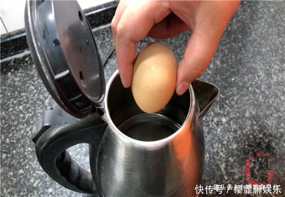神奇|今天才知道,把两个鸡蛋扔进电水壶里,真的太神奇,不懂可惜了