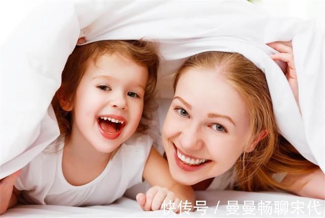 72岁女儿吃樱桃看电视,92岁妈妈包饺子,网友:有妈就能撒娇