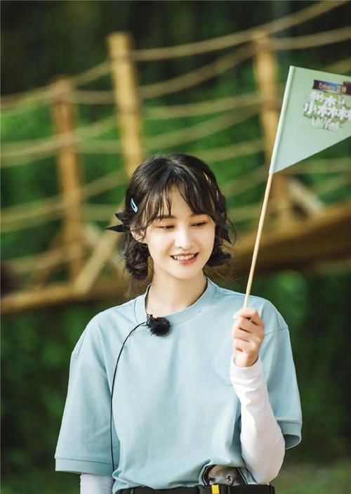 别再扎马尾了，太伤发际线！今年流行这5种扎法，时髦减龄显脸小