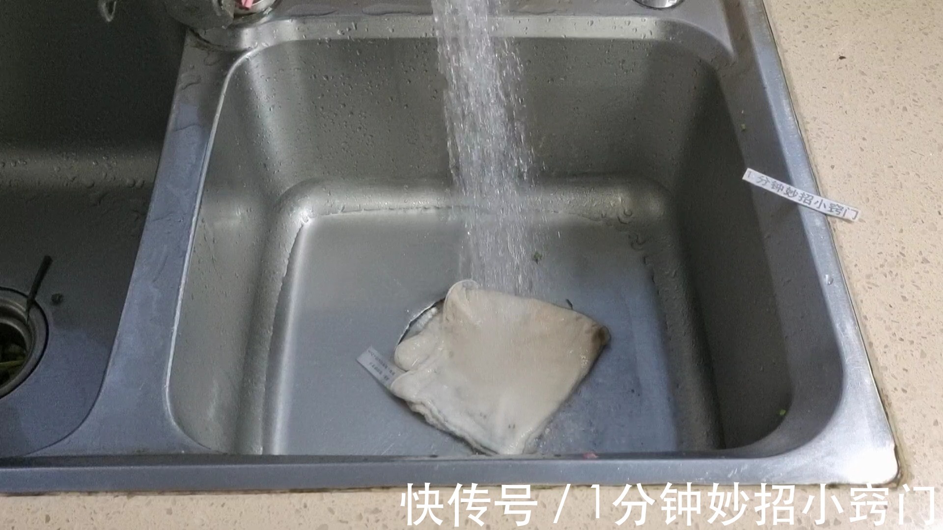 油垢|油烟机多脏也不怕,家政阿姨教你清洗小窍门,油垢污渍轻松洗干净