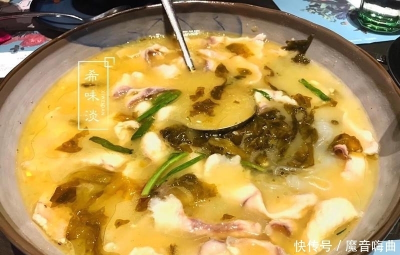 周末邻居请下馆子,摆满一桌,全是特色菜,老公:点菜有水平!