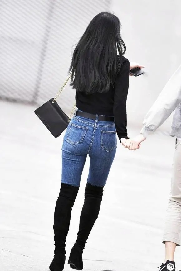 女人 宽领上衣搭配修身牛仔裤 与长筒靴,时尚感十足尽显成熟女人魅力