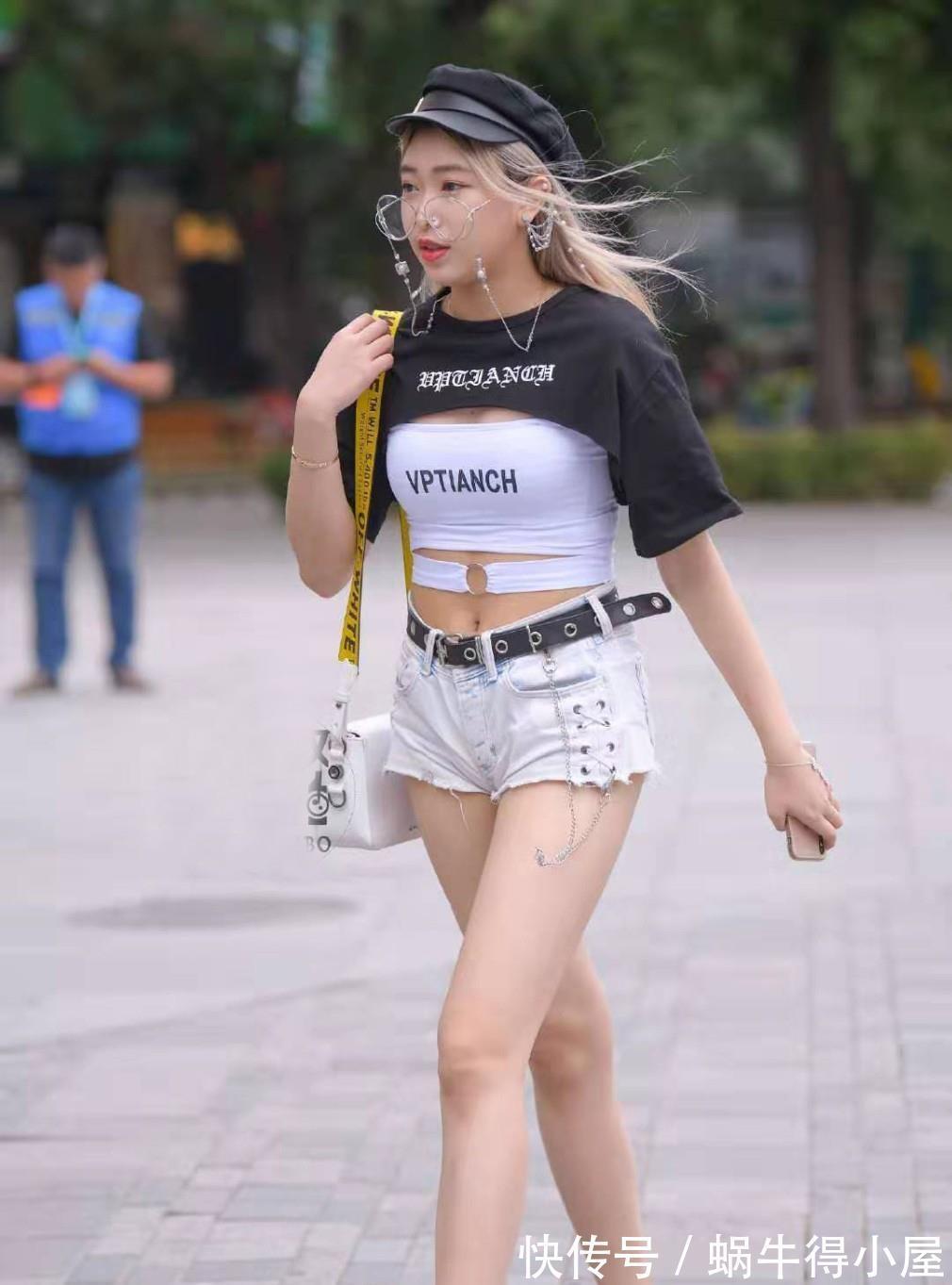 t恤|一条独特的t恤搭配牛仔裤,营造出青春气息