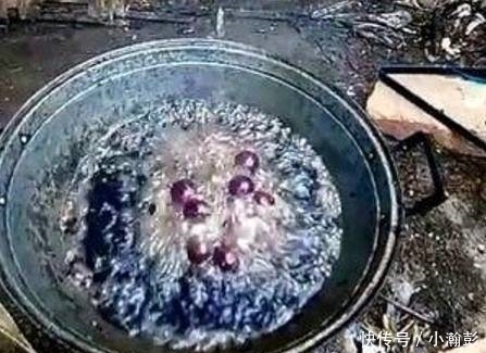 捞出|女友油炸葡萄,男友骂她浪费,把葡萄捞出后男友拿起就吃,惊喜了