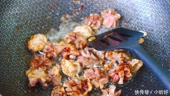 鸡身上最脏的部位,里面含大量重金属,白给都不要,炒菜要扔掉