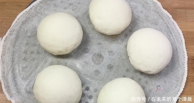 老阿姨做馒头,只放酵母就错了,教你正确做法,馒头又香又软