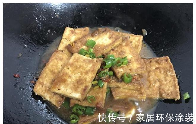 豆腐的这种做法绝了，香辣入味，比肉还好吃，上桌家人抢着吃