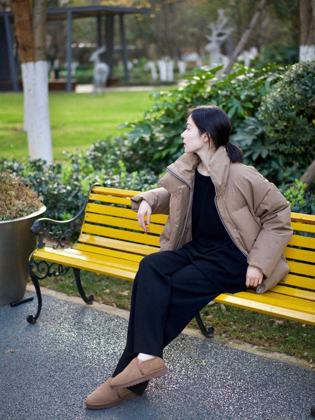 羽绒服 爱美的女人穿羽绒服不配打底裤,这些裤子更时髦个性,你有几条?