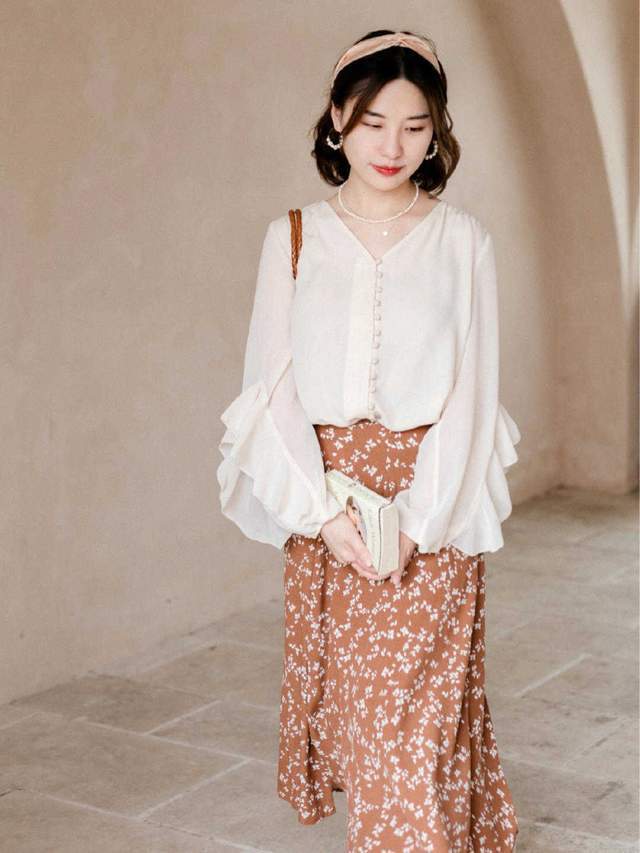 搭配|碎花裙在秋天没过时，依然很好看，搭配一件外套温柔优雅又有气质