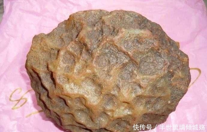 世界上最昂贵的石头,一克就值万元,女孩靠捡石头发家致富!