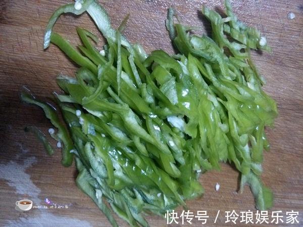 肉丝|此三种一起炒,3分钟就出锅,常吃眼睛明亮,拌米饭特别香