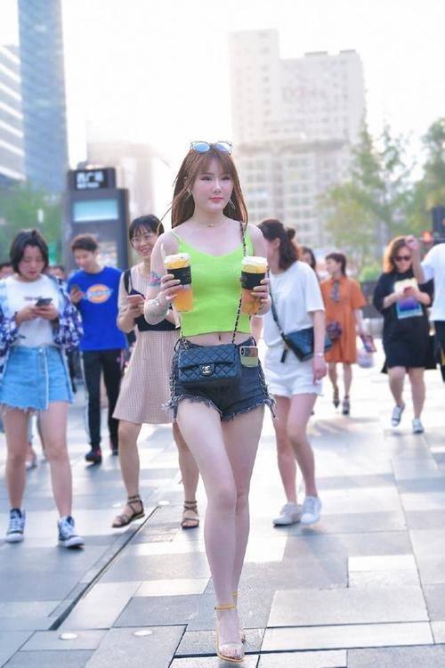 谁说微胖不能穿吊带？清凉又舒服，男生看了都会心动