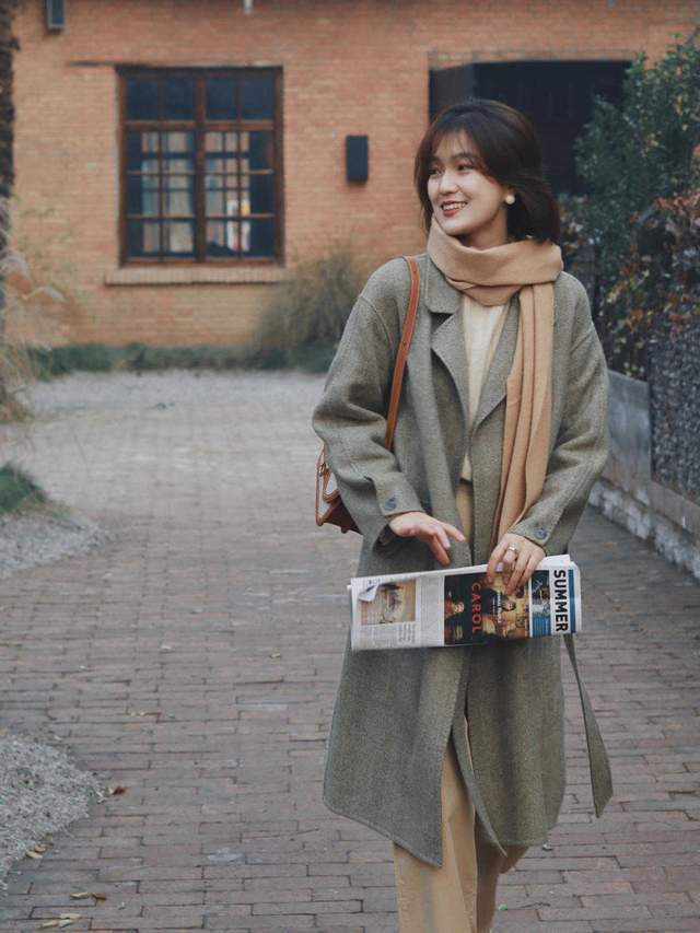 烟管裤|秋天怎么显高？风衣搭配直筒裤子，没想到效果这么好，又飒又美