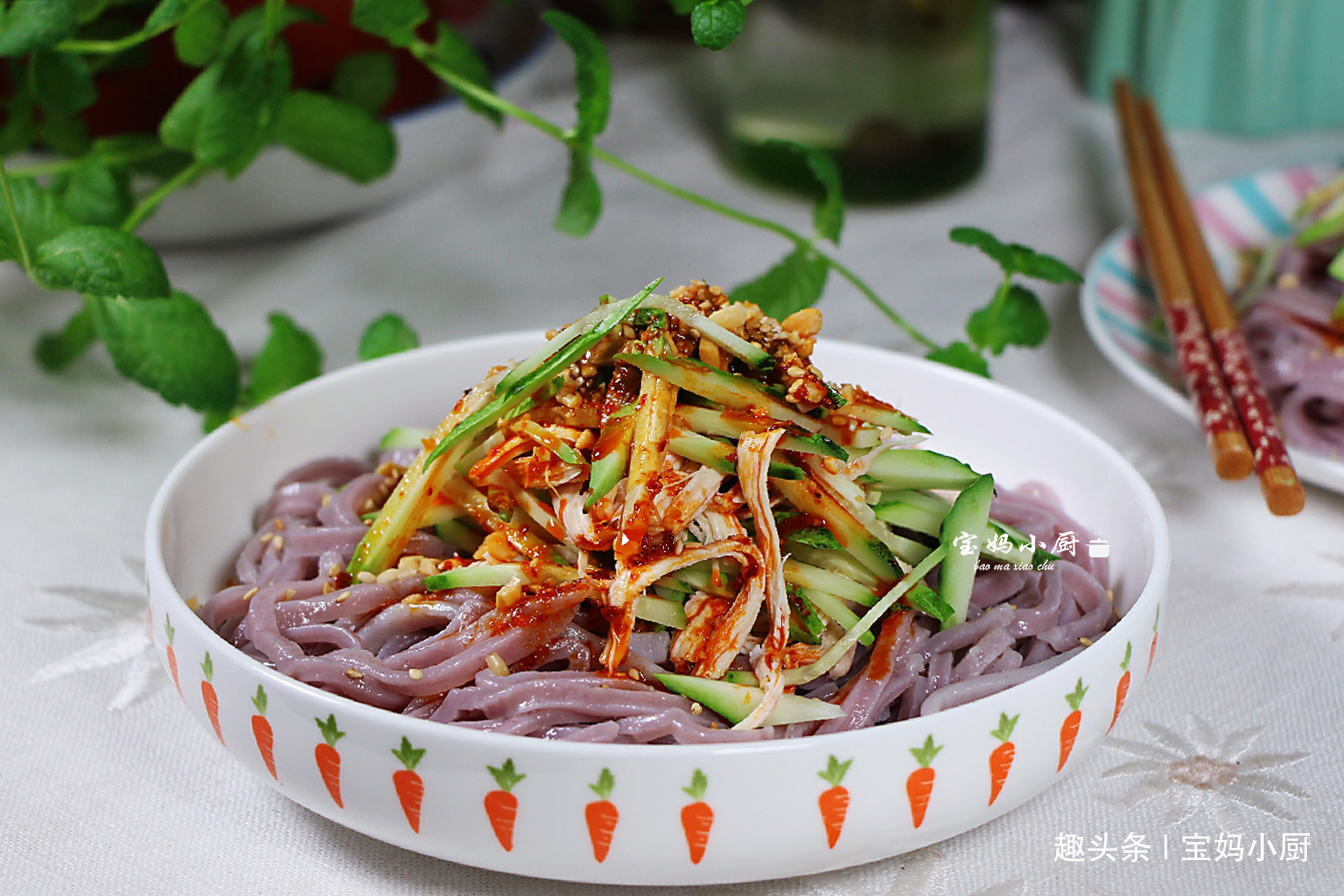 天热，一做凉面，老公就吃得不停筷，香喷喷开胃，好吃极了