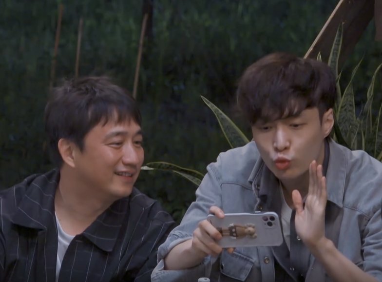 张艺兴|黄磊视频连线黄渤梦回《极挑》,张艺兴最后的小动作暴露兄弟感情