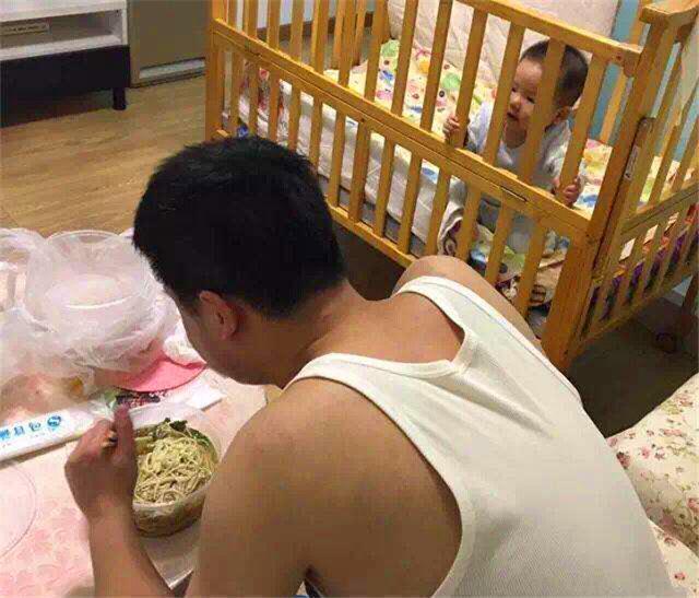 宝宝|小舅带娃方式走红,为玩游戏把外甥挂门上,网友:外甥正月剃头去