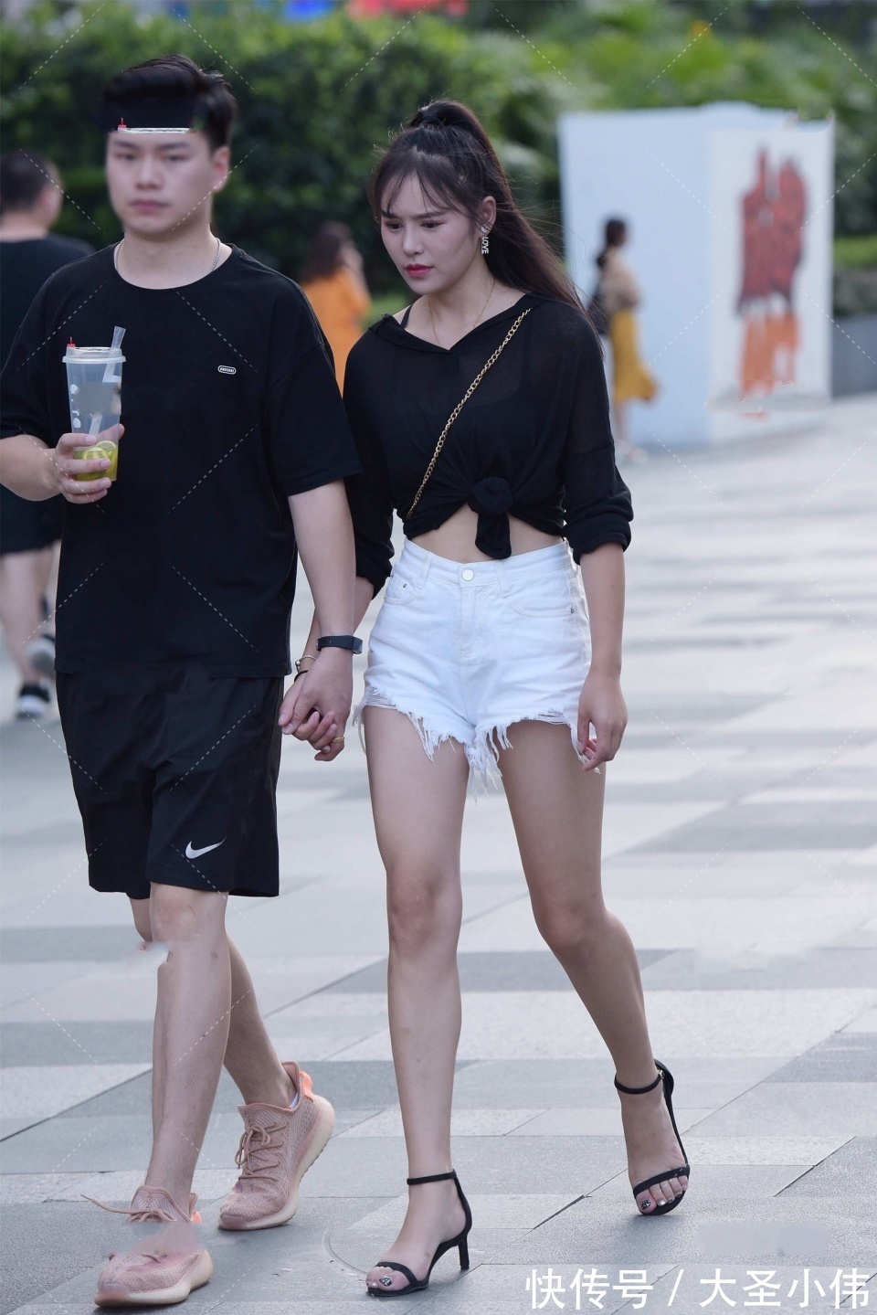 街拍|美女街拍:有这么漂亮的女朋友,你还会盯着其他女生看吗?我反正是不会