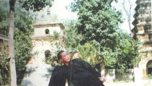 拳迷&少林方丈释永信能打吗?拳迷:能打败三五十个武警,笔者:吹牛吧