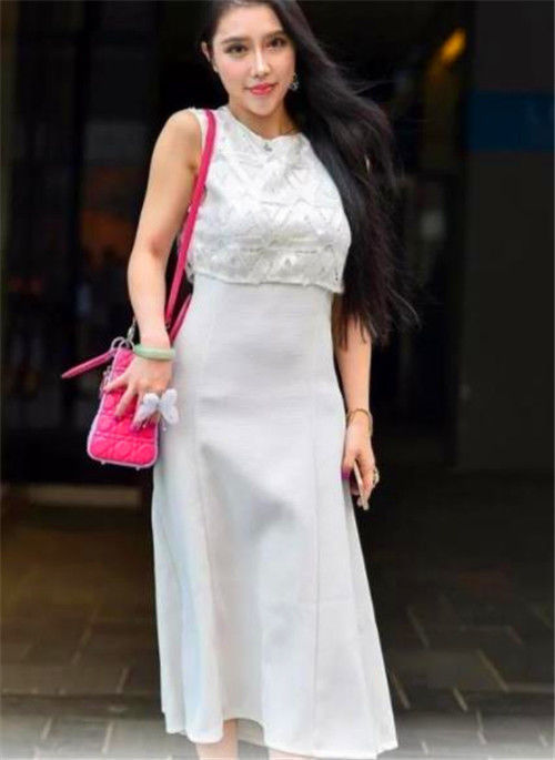 搭配|街拍美女白衬衫搭配红色皮裙,穿起来显瘦显气质,简约潇洒又大方