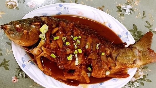  做家常炖鱼，“去腥”不能只用料酒，做好3步，鱼肉无腥味很鲜香