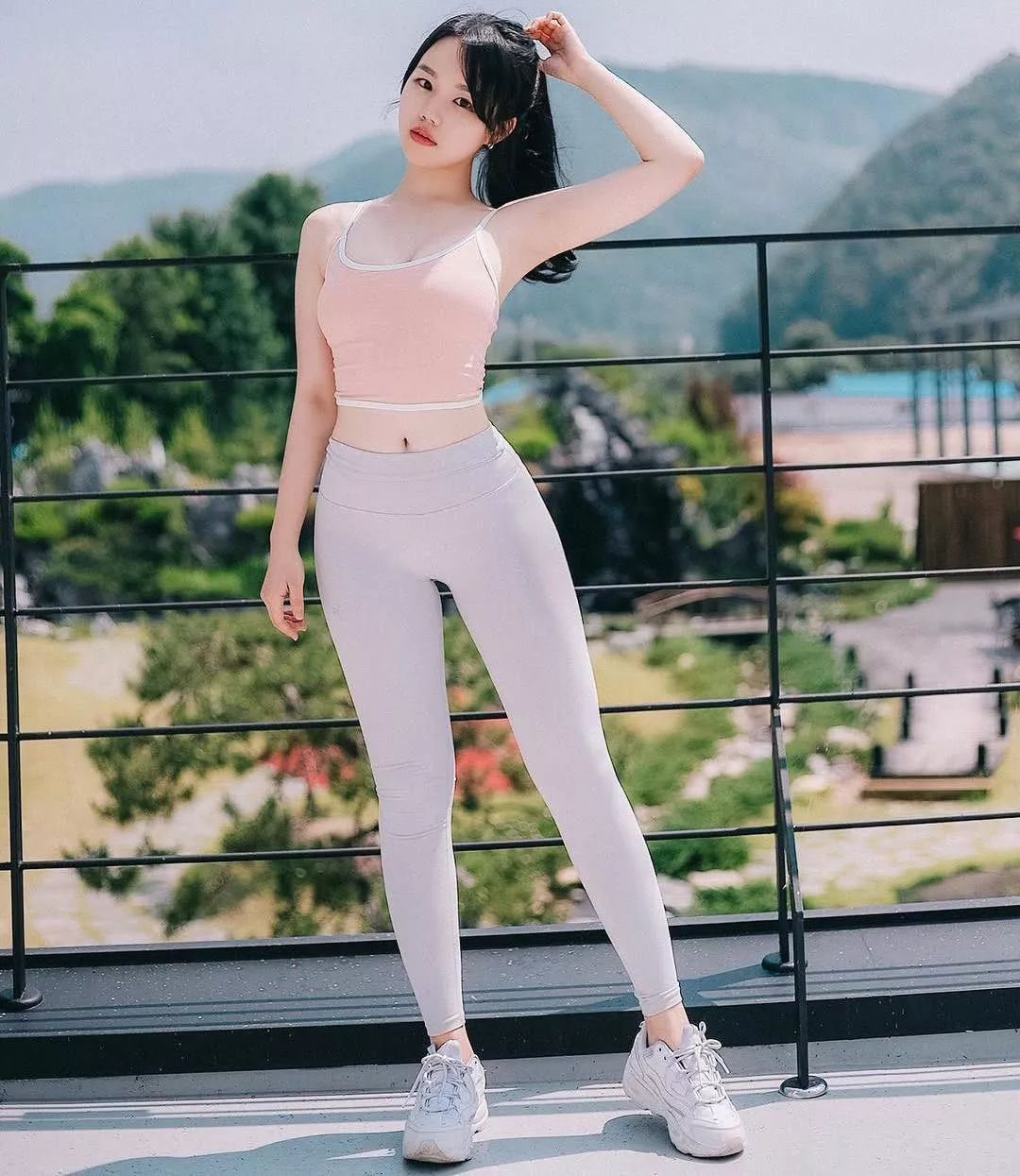 凯莉|瓷娃娃般的瑜伽教练,耐心辅导学员,年过30身材依旧饱满!